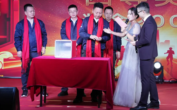 黄石Betway必威2024年终晚会：凝心聚力，共创鲜丽！